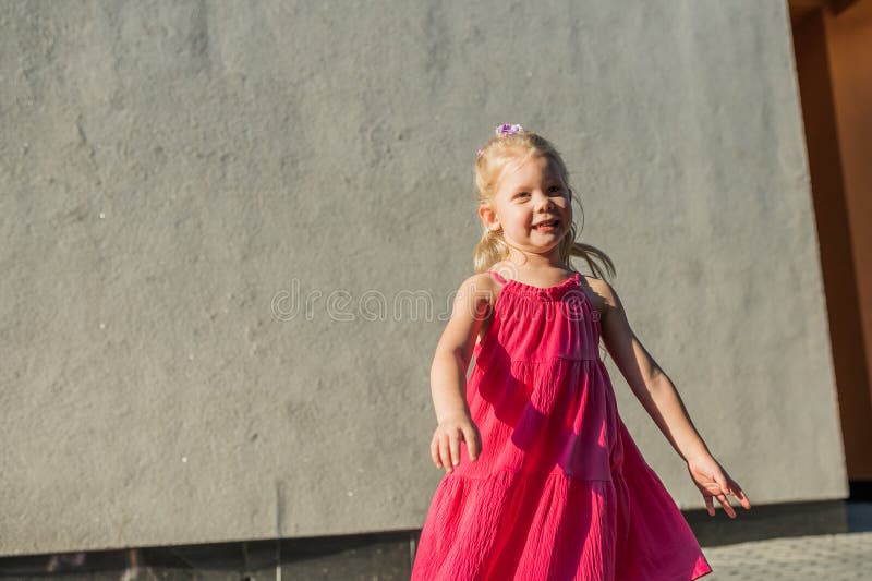 Bambina con protesi acustiche e impianti cocleari che si divertono a parlare all'aperto e a giocare. copia spazio e spazio vuoto p fotografia stock libera da diritti