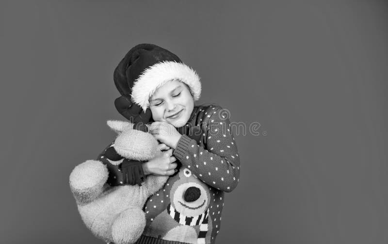 Bambina con un giocattolo morbido. vendita di natale. dono di renna per bambini. anno nuovo felice. spirito natalizio. festività n immagini stock