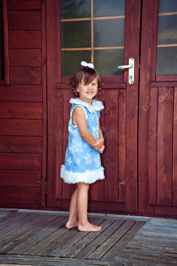 Bambina in Costume Del Fiocco Di Neve Fotografia Stock - Immagine di  femmina, svago: 59440422