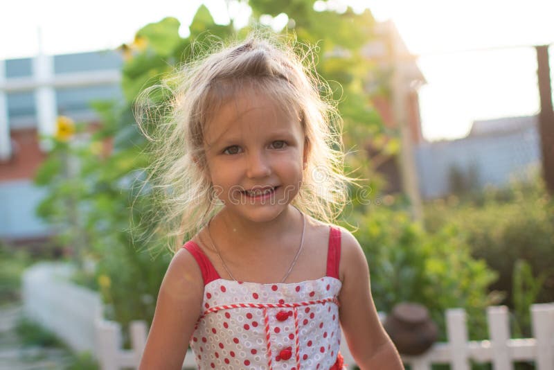 Bambina di bellezza del ritratto al tramonto immagine stock libera da diritti Bambina di bellezza del ritratto al tramonto immagine stock libera da diritti