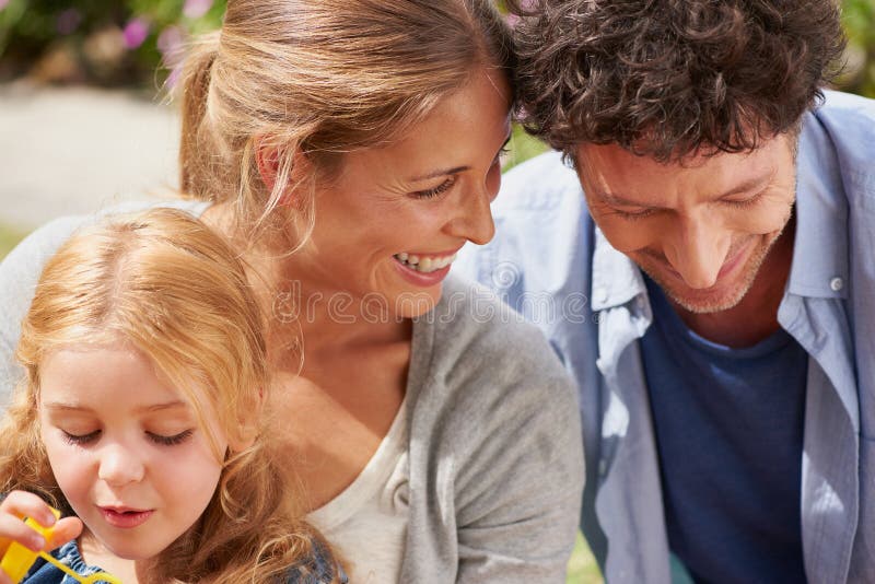 Bambina di famiglia e bolle in giardino con un collegamento rilassato o giocoso con un sorriso alla memoria familiare d'estate. pa fotografia stock
