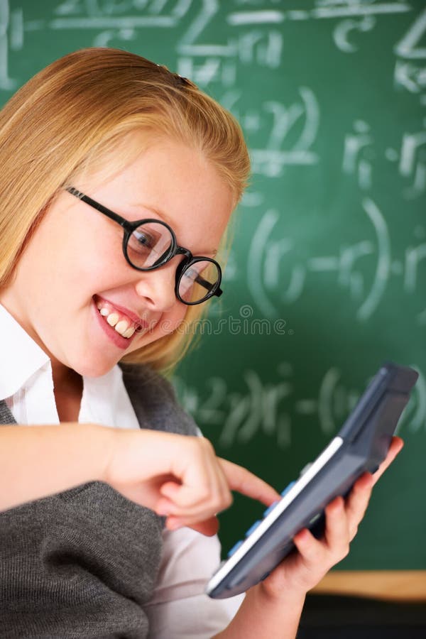 Bambina e calcolatrice per lavagna per apprendimento e risoluzione dei problemi o soluzione. studente intelligente o fotografia stock libera da diritti