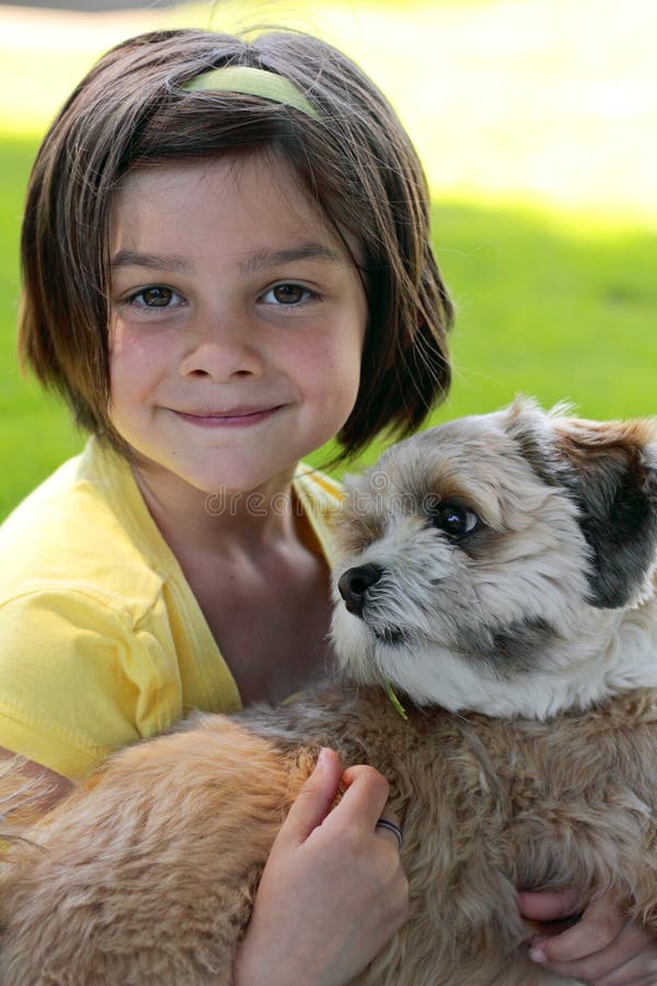 Bambina e un cane fotografie stock Bambina e un cane fotografie stock