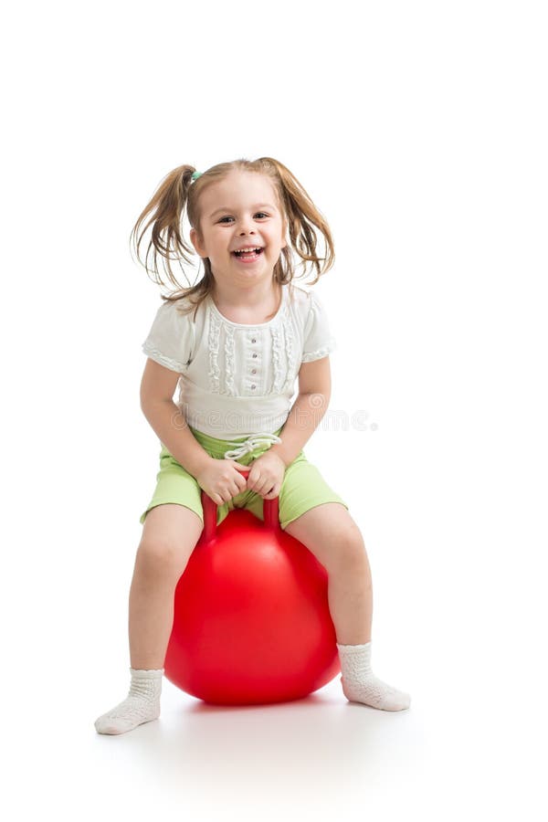 Bambina felice che salta sulla palla di rimbalzo Isolato su bianco immagini stock libere da diritti Bambina felice che salta sulla palla di rimbalzo Isolato su bianco immagini stock libere da diritti
