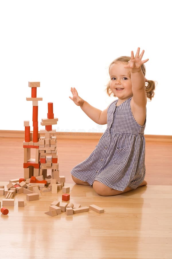 Bambina felice con i blocchi di legno immagini stock libere da diritti