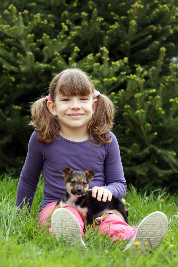 Bambina felice con il cucciolo sveglio immagine stock Bambina felice con il cucciolo sveglio immagine stock