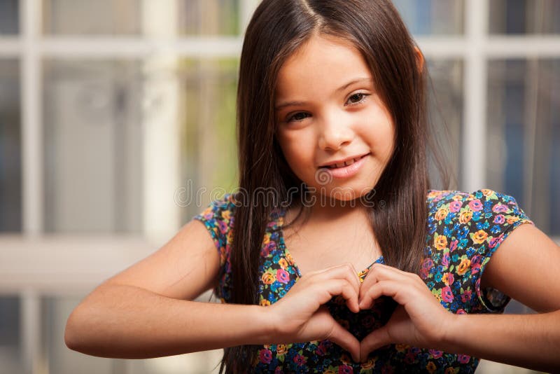 Bambina felice nell'amore fotografia stock libera da diritti Bambina felice nell'amore fotografia stock libera da diritti