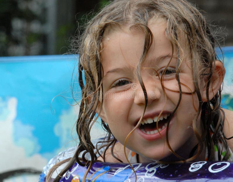 Bambina felice in raggruppamento immagine stock