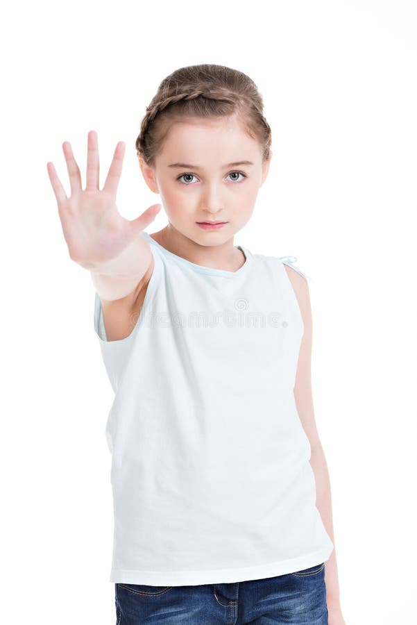 Bambina graziosa che richiede fermata con la sua mano. immagine stock