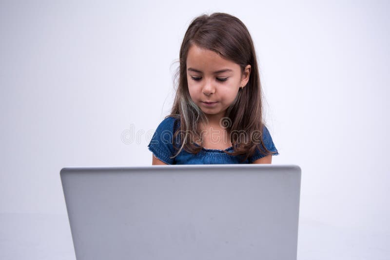 Bambina molto deludente vedere qualcosa nel taccuino fotografie stock Bambina molto deludente vedere qualcosa nel taccuino fotografie stock