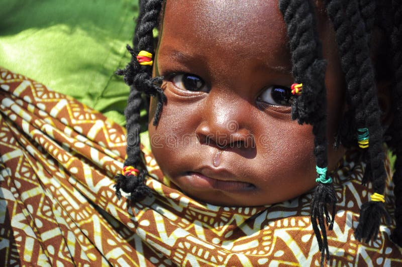 Bambina nera con l'intrecciatura africana dei capelli fotografie stock libere da diritti Bambina nera con l'intrecciatura africana dei capelli fotografie stock libere da diritti