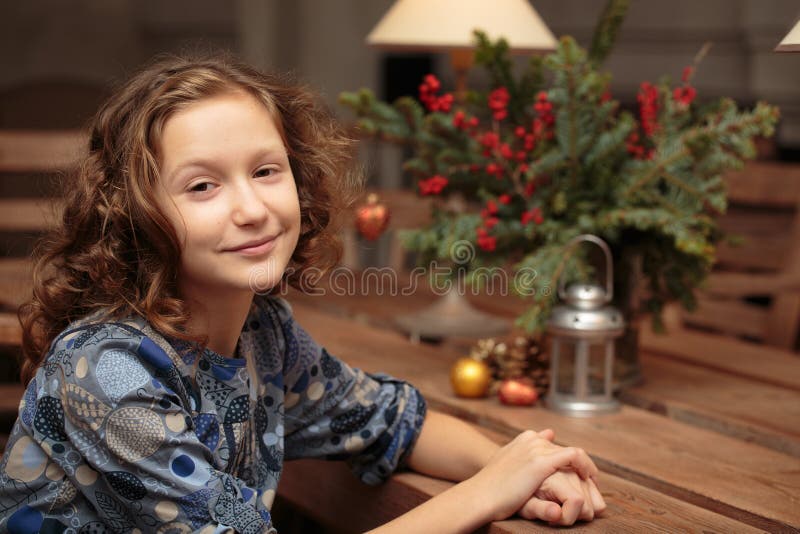 Bambina riccia e carina immagini stock libere da diritti