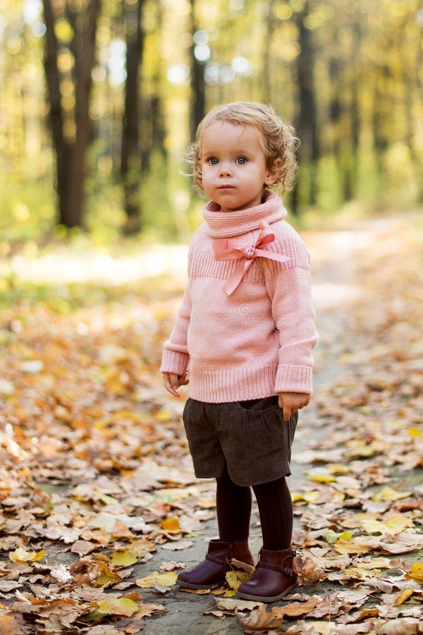 Bambina riccia nella foresta di autunno immagini stock