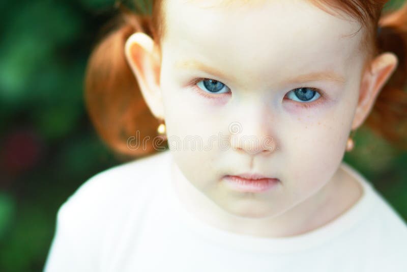 Bambina riccia triste immagini stock