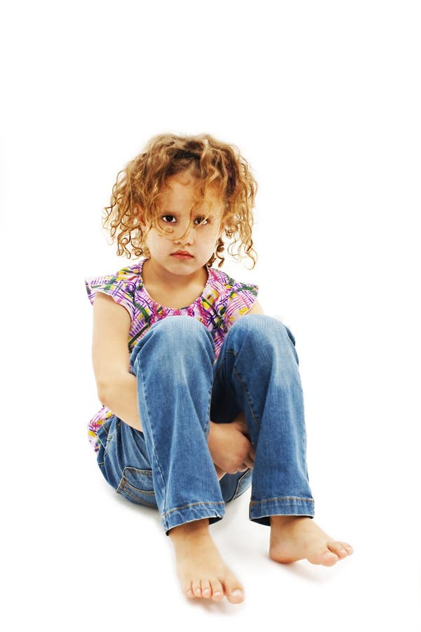 Triste bambina riccia, seduta immagine stock libera da diritti