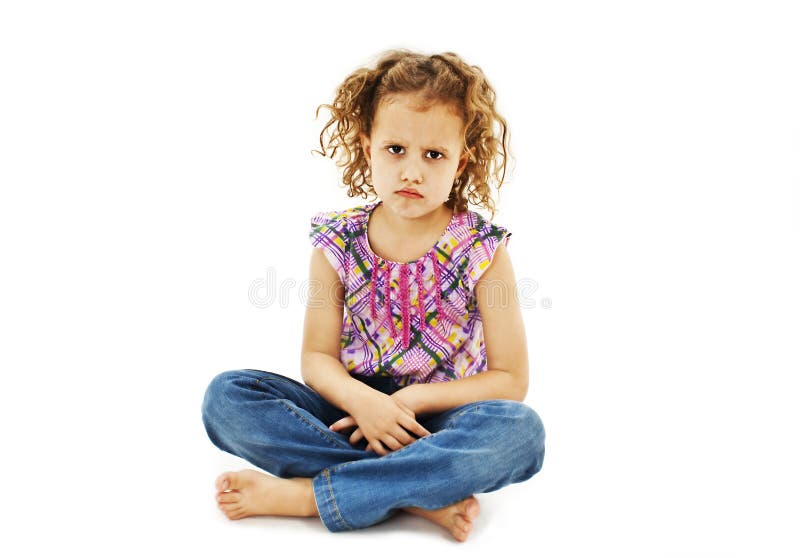 Triste bambina riccia, seduta immagine stock