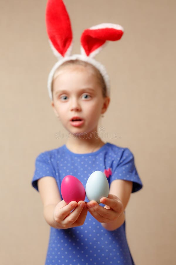 Bambina sorridente sveglia con le uova di Pasqua variopinte Pasqua felice Fuoco selettivo fotografia stock libera da diritti Bambina sorridente sveglia con le uova di Pasqua variopinte Pasqua felice Fuoco selettivo fotografia stock libera da diritti