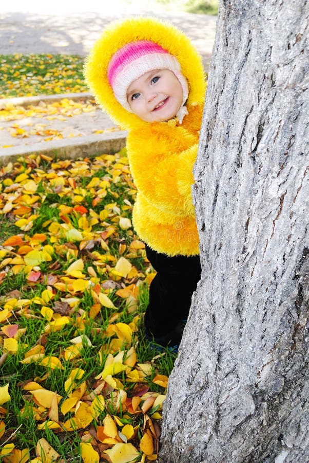 bambina su un campo da gioco per bambini immagine stock libera da diritti bambina su un campo da gioco per bambini immagine stock libera da diritti