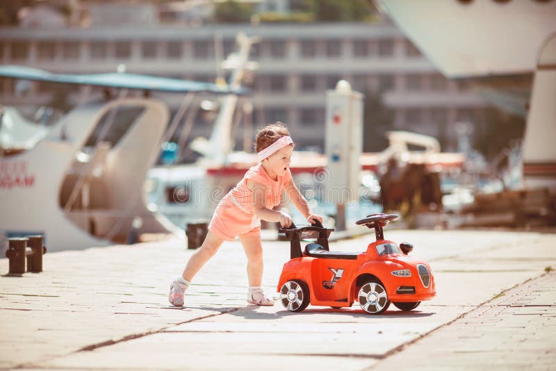 Bambina sulla passeggiata di estate all'aperto fotografie stock libere da diritti Bambina sulla passeggiata di estate all'aperto fotografie stock libere da diritti