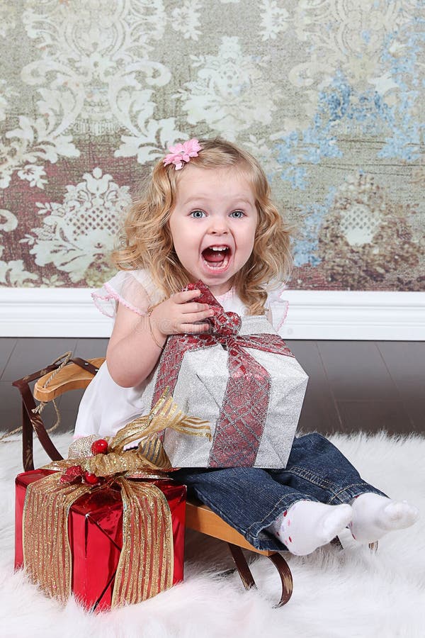Bambina sulla valigia fotografie stock Bambina sulla valigia fotografie stock