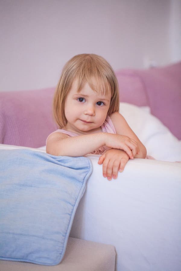 Bambina sveglia a casa fotografia stock Bambina sveglia a casa fotografia stock