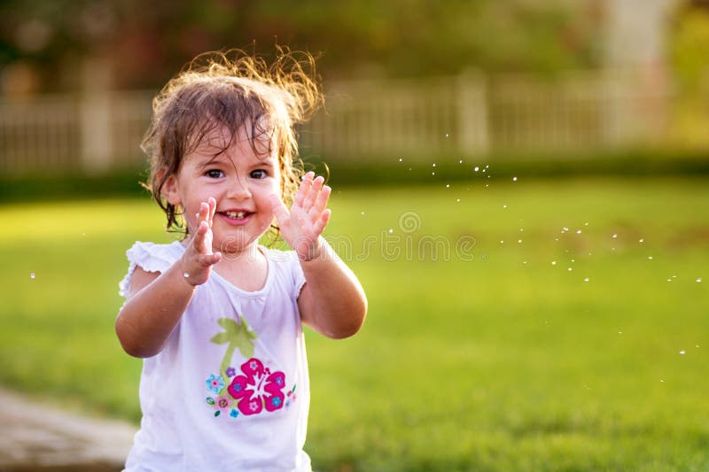 Bambina sveglia che applaude le sue mani immagini stock Bambina sveglia che applaude le sue mani immagini stock