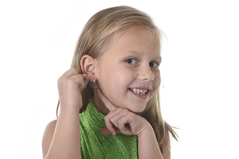 Bambina sveglia che indica il suo orecchio nelle parti del corpo che imparano il serie del grafico della scuola