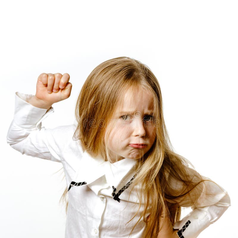 Bambina sveglia che posa per la pubblicità, facente i signes a mano fotografie stock Bambina sveglia che posa per la pubblicità, facente i signes a mano fotografie stock