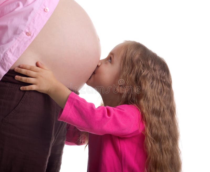 Bambina sveglia e la sua madre incinta fotografie stock libere da diritti Bambina sveglia e la sua madre incinta fotografie stock libere da diritti