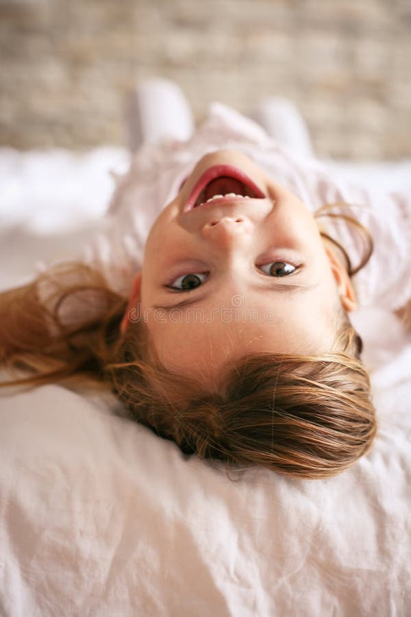 Bambina sveglia a letto fotografie stock Bambina sveglia a letto fotografie stock