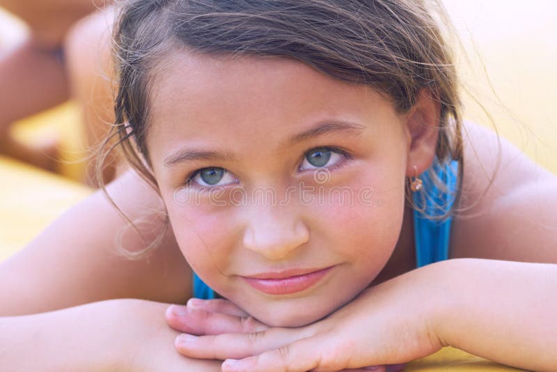Bambina sveglia sorridente che si trova sulla sabbia Famiglia sulla vacanza fotografie stock Bambina sveglia sorridente che si trova sulla sabbia Famiglia sulla vacanza fotografie stock