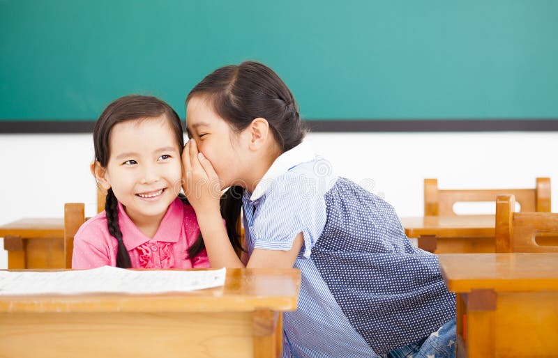 Bambine che bisbigliano e che dividono segreto immagine stock Bambine che bisbigliano e che dividono segreto immagine stock