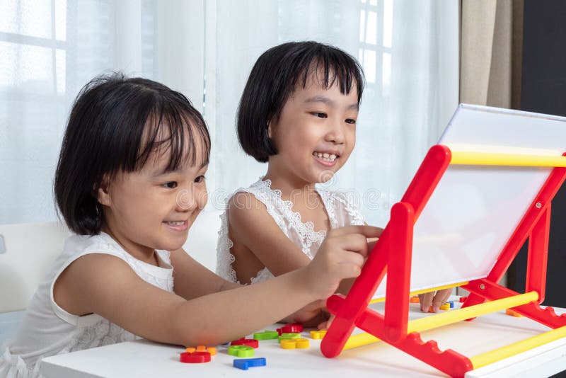 Bambine cinesi asiatiche che giocano i giocattoli