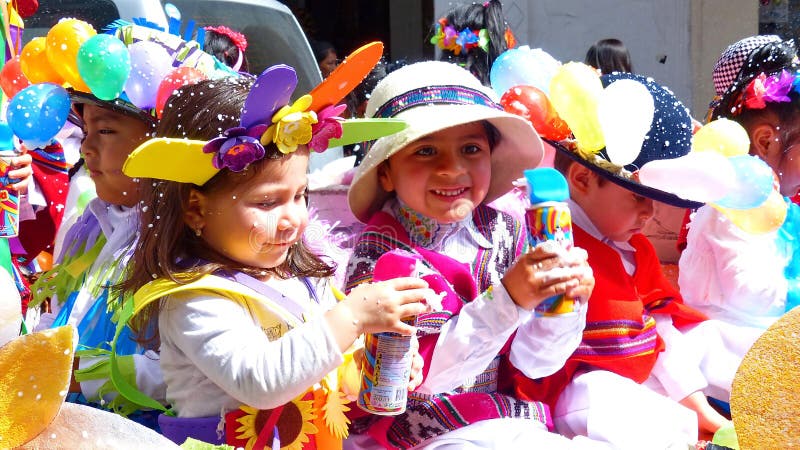 Bambine Vestite in Costumi Di Carnevale Con Le Latte Di Spruzzo Immagine  Stock Editoriale - Immagine di ballo, etnico: 140616464