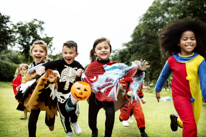 Bambini ad un partito di Halloween fotografia stock libera da diritti