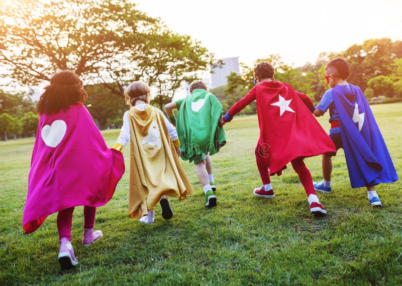 Bambini allegri dei supereroi che esprimono concetto di positività