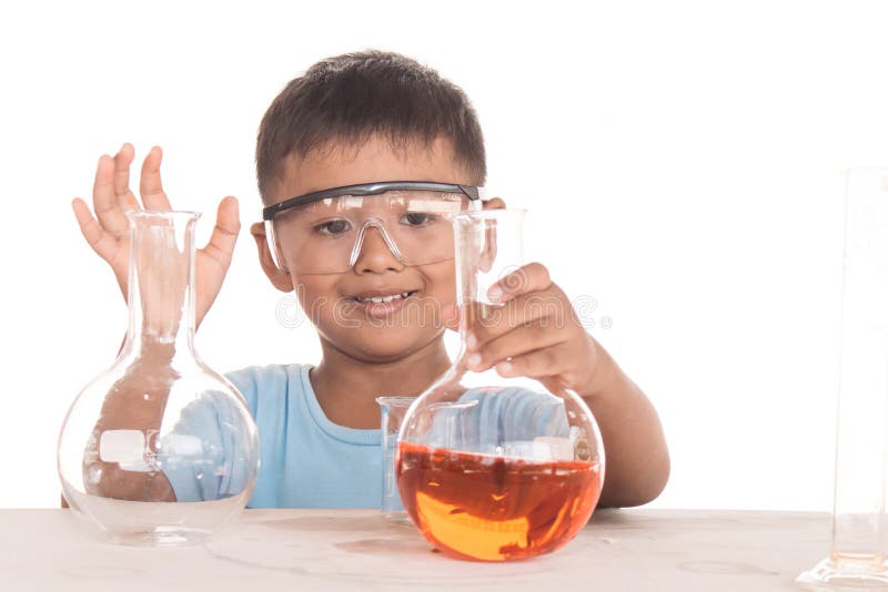 Bambini asiatici ed esperimenti di scienza immagine stock Bambini asiatici ed esperimenti di scienza immagine stock