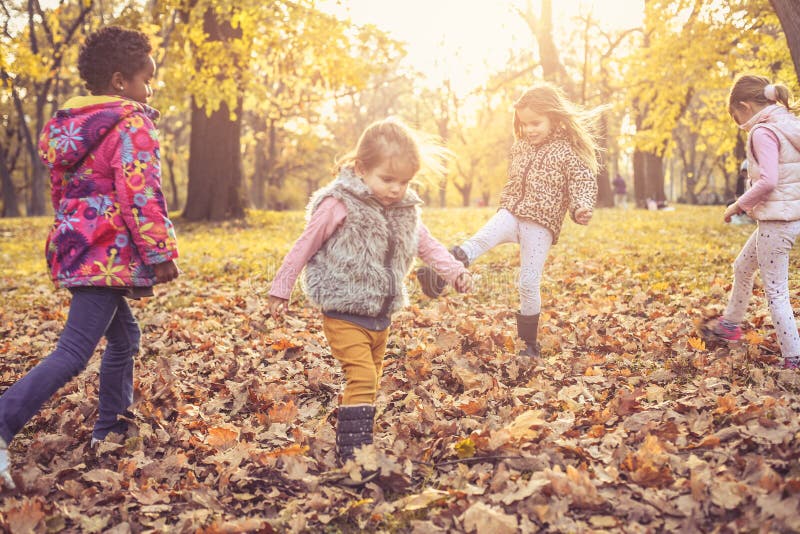 Bambini attivi che giocano nel parco immagine stock libera da diritti Bambini attivi che giocano nel parco immagine stock libera da diritti