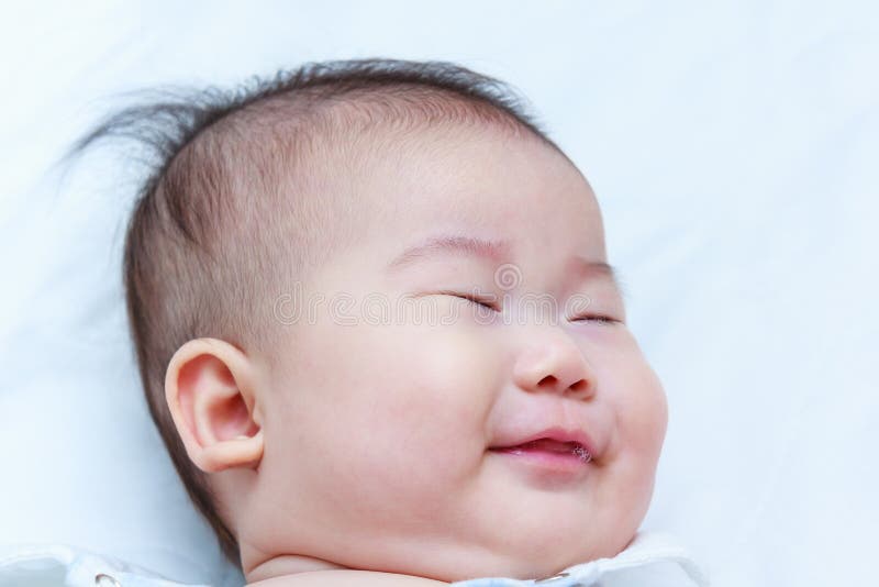Bambini in buona salute Bambino addormentato sveglio del primo piano Neonata adorabile immagine stock