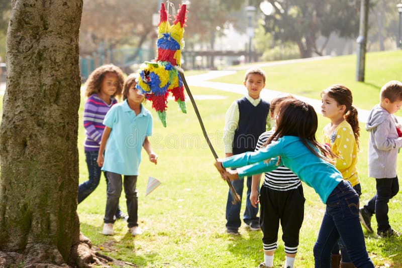 Bambini che colpiscono Pinata alla festa di compleanno immagini stock libere da diritti Bambini che colpiscono Pinata alla festa di compleanno immagini stock libere da diritti
