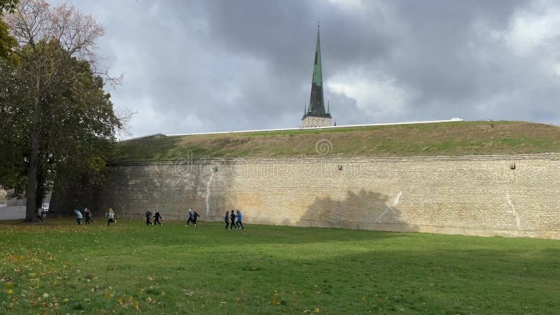 Bambini che corrono vicino alla vecchia costruzione del muro della città