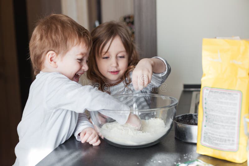 Bambini che cucinano la torta di festa fotografie stock Bambini che cucinano la torta di festa fotografie stock