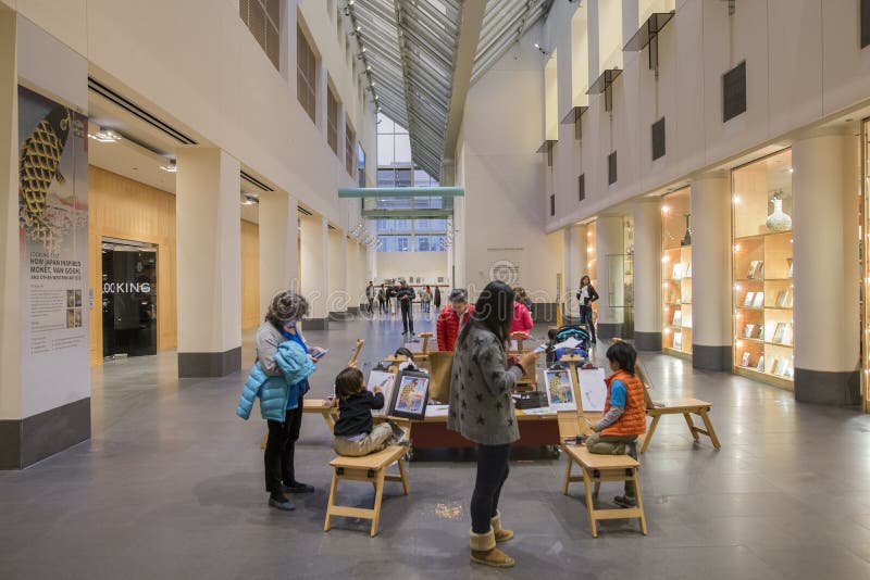 Bambini che disegnano dentro del museo di arte asiatico immagine stock libera da diritti Bambini che disegnano dentro del museo di arte asiatico immagine stock libera da diritti