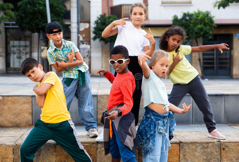 Bambini che fanno posture durante le lezioni di danza all'aperto