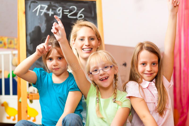 Bambini che giocano banco nel paese immagine stock Bambini che giocano banco nel paese immagine stock