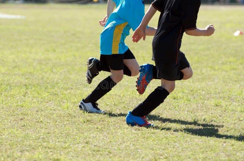 Bambini che giocano a calcio fotografie stock