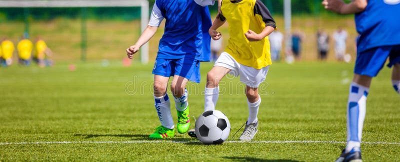 Bambini Che Giocano a Calcio Il Gioco Di Calcio Sul Campo Sportivo Respinta  Dei Ragazzi Immagine Stock - Immagine di corrispondenza, bambini: 74868449