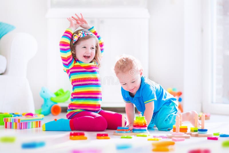 Bambini che giocano con i blocchi di legno immagini stock libere da diritti Bambini che giocano con i blocchi di legno immagini stock libere da diritti