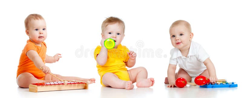 Bambini che giocano con i giocattoli musicali immagini stock Bambini che giocano con i giocattoli musicali immagini stock