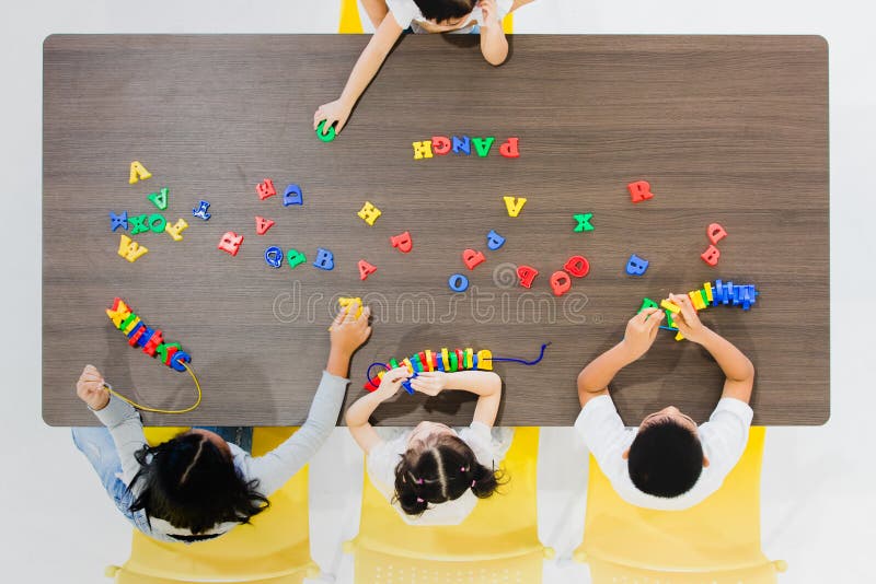 Bambini che giocano i giocattoli variopinti fotografia stock libera da diritti Bambini che giocano i giocattoli variopinti fotografia stock libera da diritti